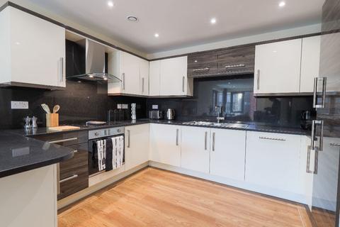 3 bedroom apartment to rent, 42 Ecco