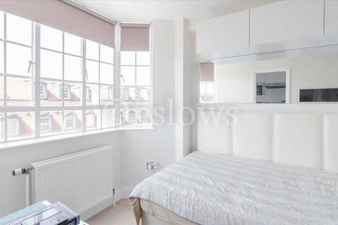 Studio to rent, Chelsea Cloisters, London