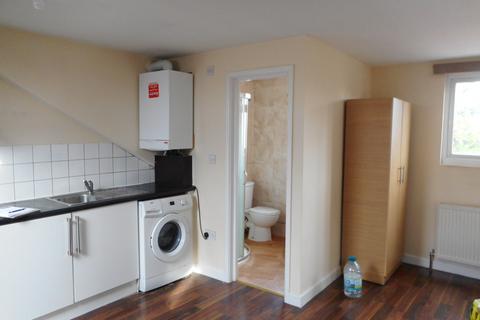 Studio to rent, Balfour Road, 2nd Floor Flat