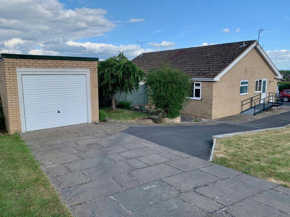 16 Cedar Vale, Kirkbymoorside, YO62 6BU 2 bed semidetached bungalow
