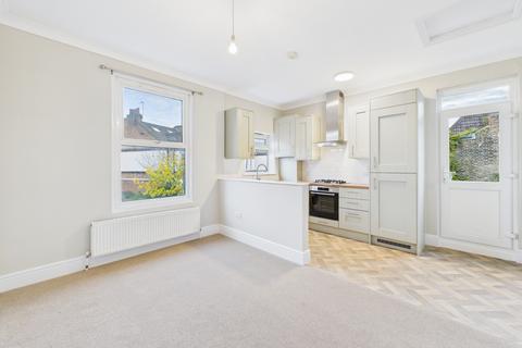 4 bedroom flat to rent, Oakmead Road, Balham