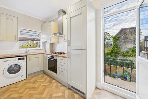 4 bedroom flat to rent, Oakmead Road, Balham