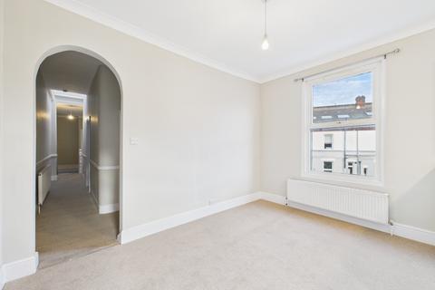 4 bedroom flat to rent, Oakmead Road, Balham