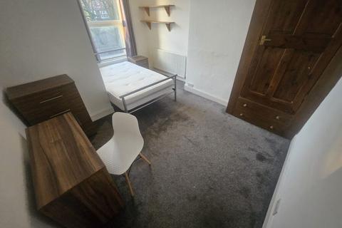 Room 3, Knowle Avenue, Burley, Leeds, LS4 2PQ