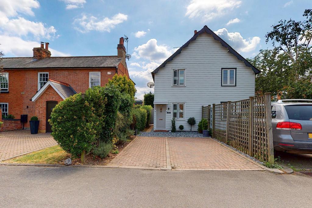 Portsmouth Road, Cobham, KT11 2 bed semidetached house £485,000