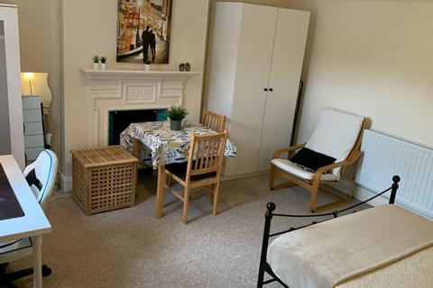 1 bedroom in a house share to rent, Farnham Road, Guildford GU2