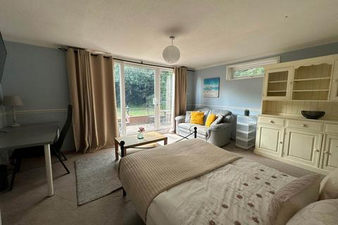 1 bedroom in a house share to rent, Windsor Close, Guildford GU2