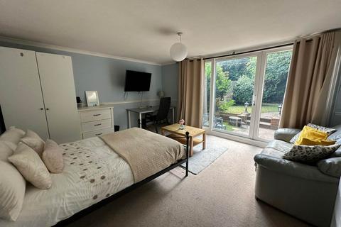 1 bedroom in a house share to rent, Windsor Close, Guildford GU2