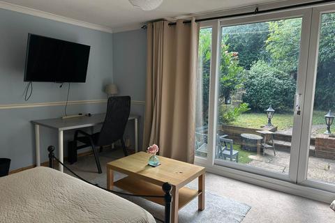 1 bedroom in a house share to rent, Windsor Close, Guildford GU2