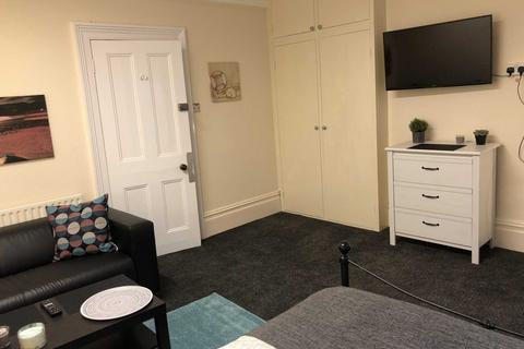 1 bedroom in a house share to rent, Epsom Road, Guildford GU1