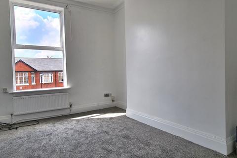 2 bedroom flat to rent, Kenwood Road, Stretford