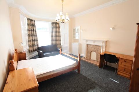 4 bedroom flat to rent, Strathearn Road, Marchmont, Edinburgh, EH9