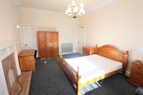 4 bedroom flat to rent, Strathearn Road, Marchmont, Edinburgh, EH9