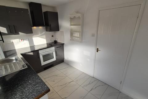 2 bedroom semi-detached house to rent, Clipstone Gardens, Leicester LE18