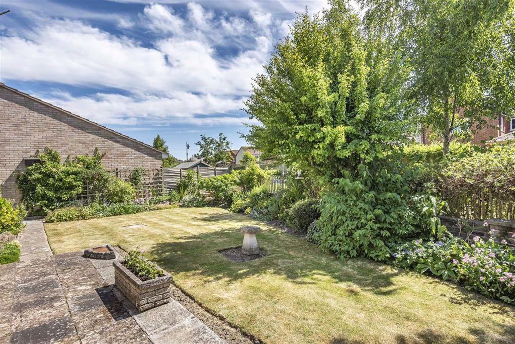 Roundway Park, Devizes, Wiltshire 3 bed bungalow £379,950