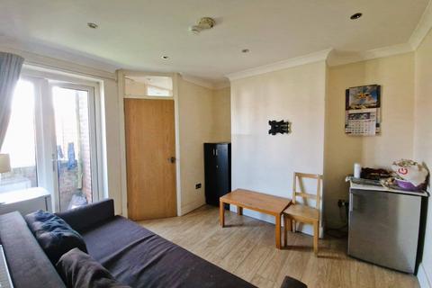 2 bedroom flat to rent, Honeypot Lane, Stanmore HA7