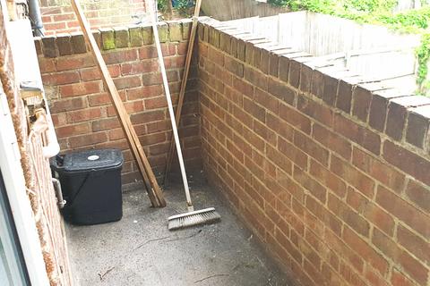 2 bedroom flat to rent, Honeypot Lane, Stanmore HA7
