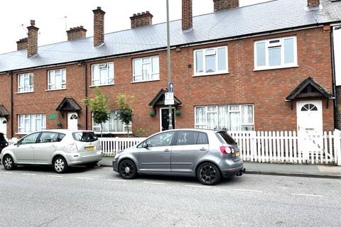 2 bedroom terraced house to rent, Walton Road, Woking GU21