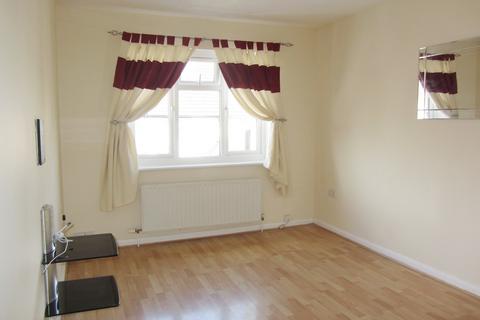 2 bedroom terraced house to rent, Walton Road, Woking GU21