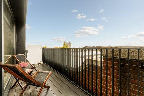 2 bedroom flat to rent, The Pumphouse, Bazalgette Court, Great West Road, Hammersmith