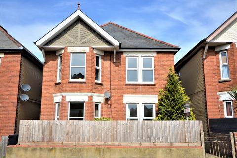 4 bedroom detached house to rent, Alma Road, Winton