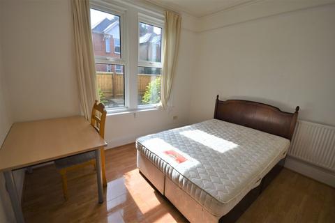 4 bedroom detached house to rent, Alma Road, Winton