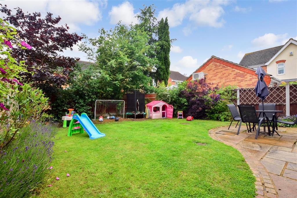 Robertson Drive, Wickford, Essex 3 bed detached house £400,000