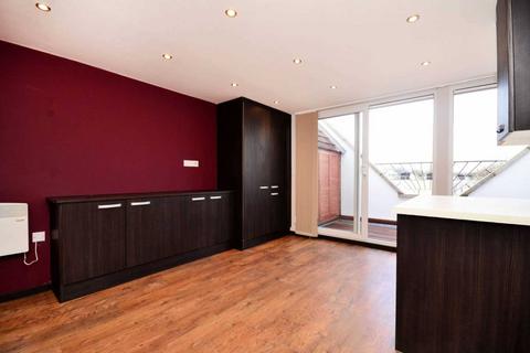 3 bedroom penthouse to rent, Ritherdon Road, Balham, SW17