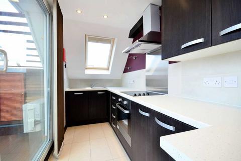 3 bedroom penthouse to rent, Ritherdon Road, Balham, SW17