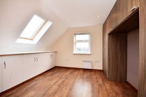 3 bedroom penthouse to rent, Ritherdon Road, Balham, SW17