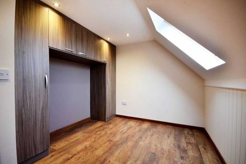 3 bedroom penthouse to rent, Ritherdon Road, Balham, SW17