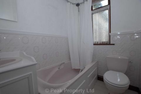 2 bedroom bungalow to rent, North Crescent, Southend On Sea SS2