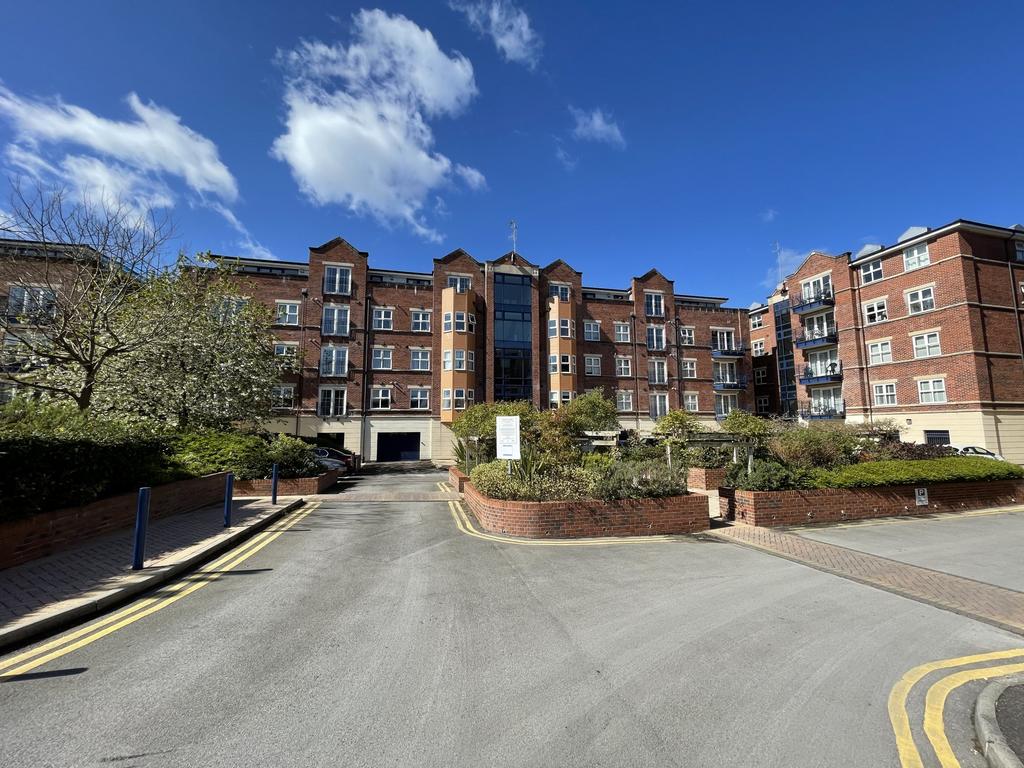 Carisbrooke Road, Leeds, LS16 2 bed apartment to rent £1,200 pcm (£