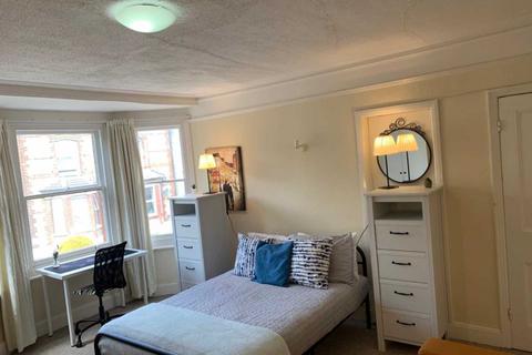 1 bedroom in a house share to rent - Farnham Road, Guildford GU2