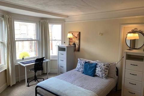 1 bedroom in a house share to rent, Farnham Road, Guildford GU2