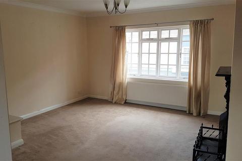 2 bedroom flat to rent, High Street, Hythe