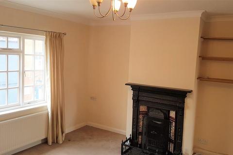 2 bedroom flat to rent, High Street, Hythe