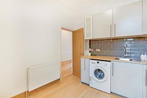 4 bedroom terraced house to rent, East Road, London, E15