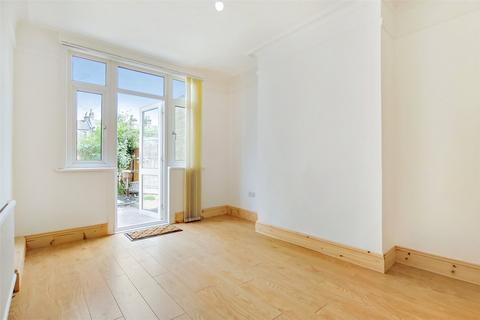 4 bedroom terraced house to rent, East Road, London, E15