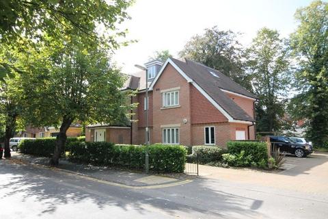 2 bedroom penthouse to rent, GARLANDS ROAD, LEATHERHEAD, KT22