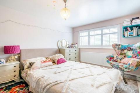 undefined, York Close, Kings Langley, WD4
