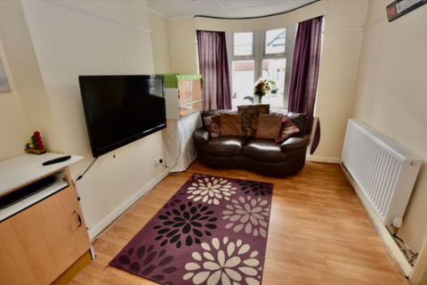 4 bedroom semi-detached house to rent, Waverley Avenue