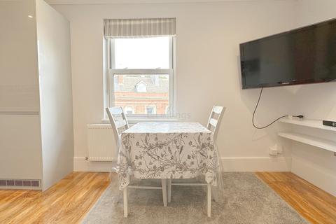 2 bedroom apartment to rent, Burns Street, Arboretum