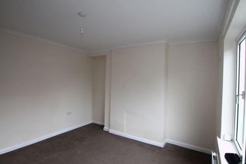 2 bedroom end of terrace house to rent, Austrey Avenue