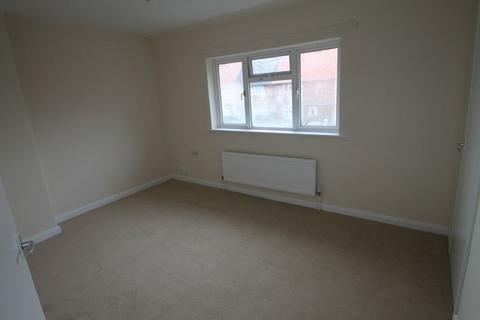 2 bedroom end of terrace house to rent, Austrey Avenue