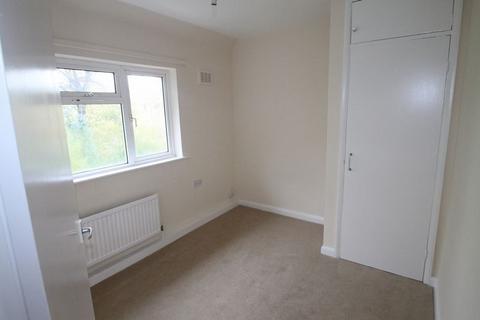 2 bedroom end of terrace house to rent, Austrey Avenue