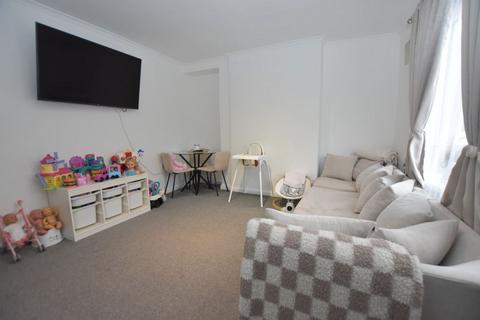 2 bedroom end of terrace house to rent, Austrey Avenue