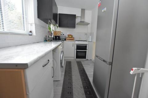 2 bedroom end of terrace house to rent, Austrey Avenue