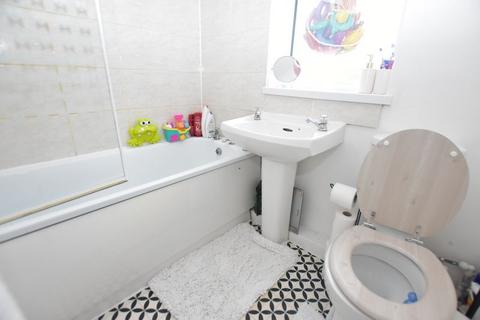 2 bedroom end of terrace house to rent, Austrey Avenue