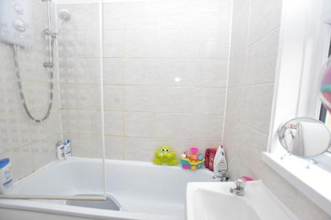 2 bedroom end of terrace house to rent, Austrey Avenue
